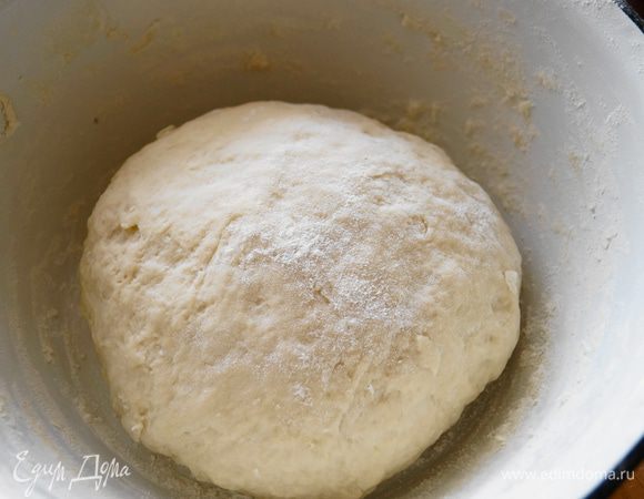 Яйца взбиваем, добавляем размягченное сливочное масло, добавляем соль, разрыхлитель, муку (постепенно) и замешиваем эластичное тесто, которое не будет прилипать к рукам.