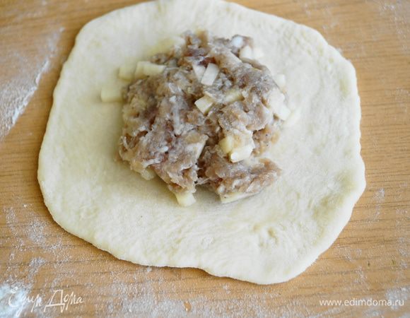 Тесто разделить на кусочки, скатать в шарики, затем раскатать с кружочки и положить начинку