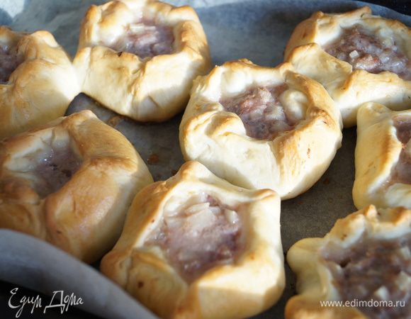 Затем достать их из духовки, влить в отверстие пирожка немного бульона, так что бы он не выливался через края и поставить выпекать еще на 30 минут