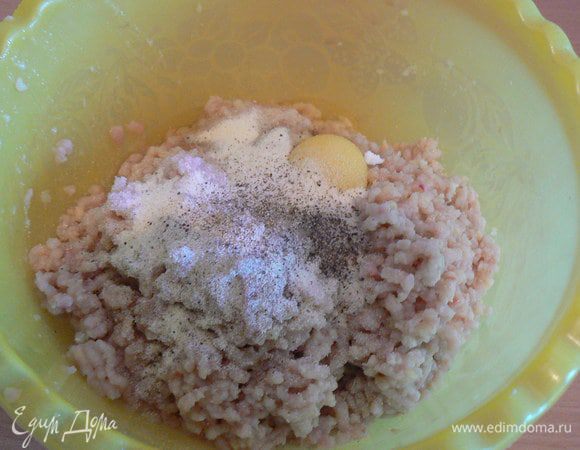 добавляем яйцо, манку, соль, перец...хорошо всё замешиваем, отбиваем...