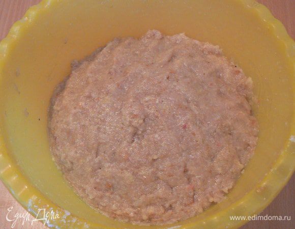 ставим фарш в холодильник минимум на 1 час. 