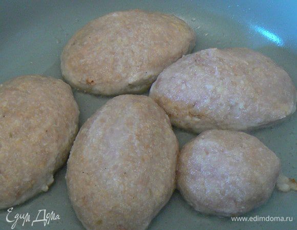 жарим на растительном масле (на среднем огне) с двух сторон примерно по пять минут... 