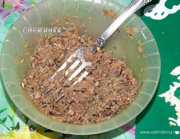 Рыбные консервы выкладываем в миску и разминаем вилкой в однородную массу.