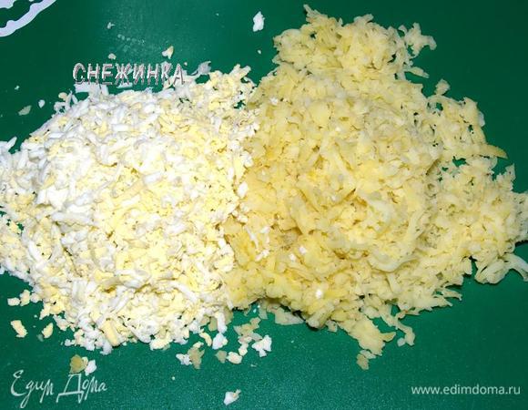 Картофель и 3 яйца натираем на крупной тёрке.