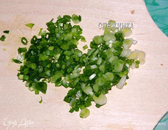 Зелёный лук измельчаем.