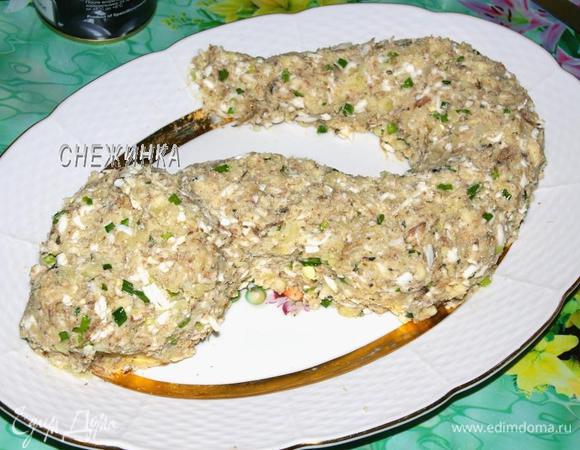 Соединяем все ингредиенты с майонезом. Майонеза лучше сразу класть не много, потому что из готового салата необходимо сформировать змею. Если переборщить, то масса будет расплываться. На блюде для подачи лепим фигуру изогнутой змеи.