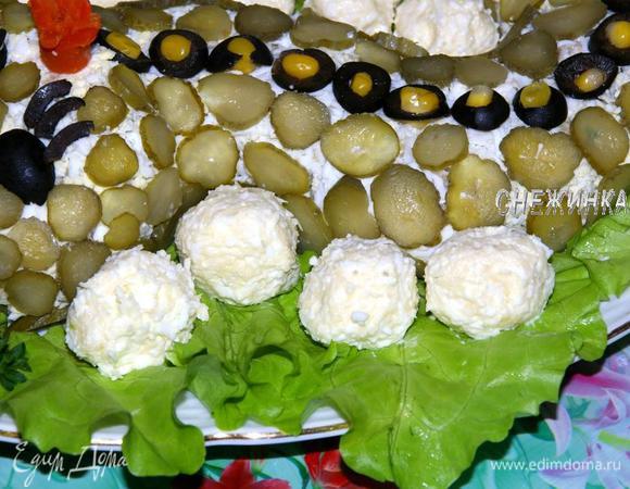 «Яйца» делаем, соединив все ингредиенты, натёртые на тёрке. Добавляем немного майонеза и лепим кружочки. 