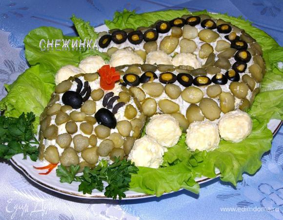 Теперь листьями салата выкладываем лежбище для змеи. Возле туловища укладываем «яйца», а возле головы – веточки петрушки. Приятных и вкусных праздников!!!