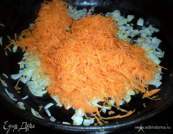 Лук нарезать,морковь натереть и обжарить на растительном масле.