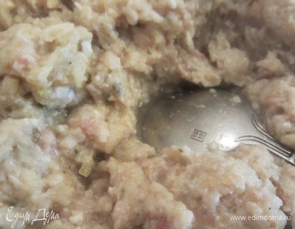 Приготовить мясной фарш, посолить, приправить, добавить яйцо, перемешать.