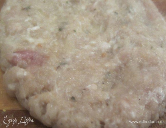 Сформировать лепешку, мокрыми руками, чтоб фарш не лип.