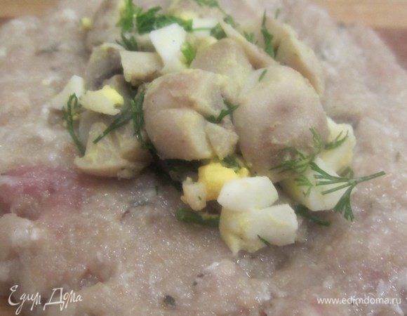 На лепешечку положить начинку из грибов..