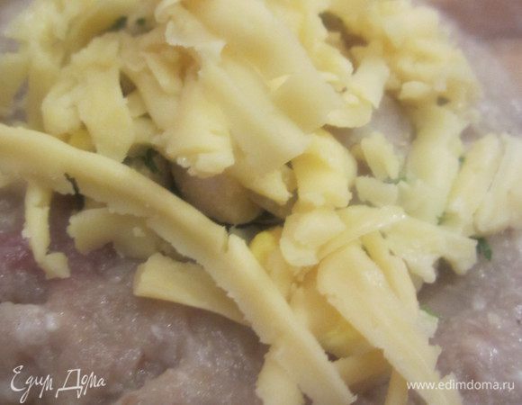 Сверху немного тертого сыра, и сформировать котлету, стараясь защеплять края, чтоб начинка оставалась в серединке, желательно смачивать ладони. так быстрее и лучше будет сформировываться котлетка)