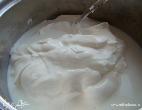 На медленный огонь ставим кастрюлю с молоком. Добавляем туда же сливки. Хорошенько смешайте их!