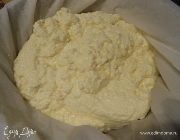 Дать ему постоять час, а лучше два (если порция увеличивалась). Острым ножом разрезать образовавшуюся творожную корку и черпаком или шумовкой переложить в дуршлаг, выстеленный марлей (я использую синтетическую ткань, из которой раньше комбинации шили). В последний раз я превзошла саму себя: так старалась не "перекипятить" молочко, что без всяких признаков закипания, оно у меня створожилось не только на поверхности, но и на дне кастрюли  поэтому тщательно пройдитесь шумовкой и по дну, чтобы не пропустить драгоценный творог ;-) Такой творожок нельзя ставить под пресс, тем более, если будете делать нежный десерт, где надо его взбивать, нужно просто подвесить мешочек с творогом на 3-6 часов и дать стечь сыворотке самостоятельно!