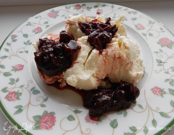 На фото творог с ложкой сливового варенья - отличный завтрак для людей, которые, как и я, не представляют свою жизнь без молочных продуктов. Любителям Чизкейков: забудьте о магазинных "Альметте" или  "Филадельфиях", этот сыр заменит любой кремовый сыр! 
