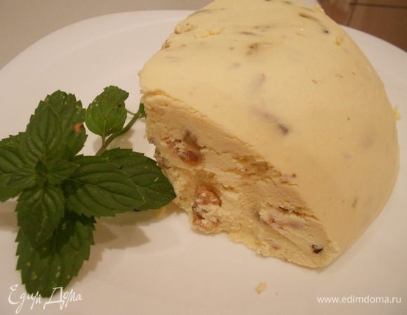 Это домашняя творожная масса. Изюм, немного масла, сахарная пудра.