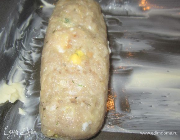 Смазать противень обильно сливочным маслом и выложить поочередно котлетки.