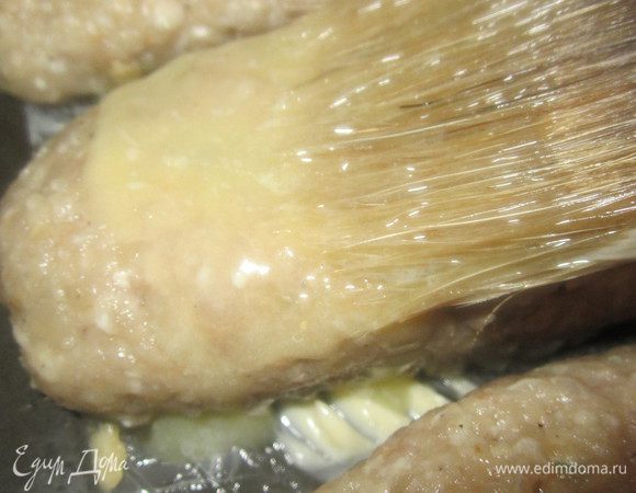 Теперь растопить в микроволновке  оставшееся сливочное масло и обильно смазать ими котлетки.