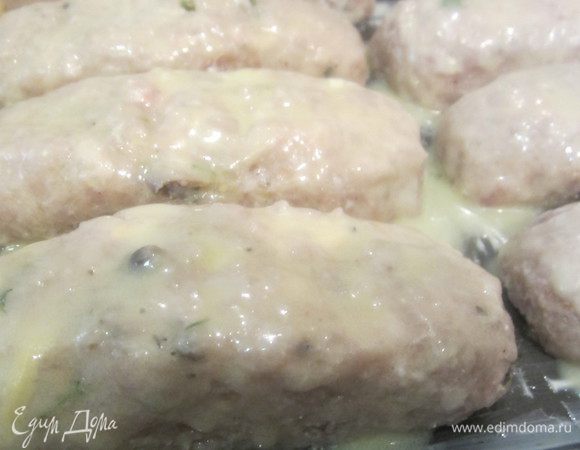 Поставить в предварительно разогретую духовку на 200 градусов. готовить около 1 часа, чтоб они хорошо подрумянились.