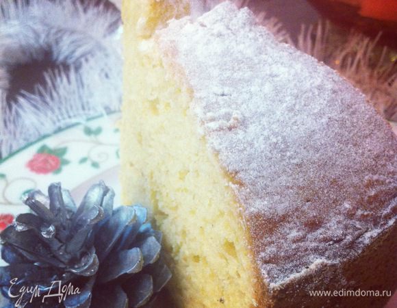 Когда пирог остынет - посыпать сахарной пудрой или залить растопленным шоколадом. Если хотите чтобы верх был идеально ровным - переверните его (как у меня на заглавном фото), или оставьте в том состоянии, как выпекался (см. ниже). Приподнимите свой пирог и воткните ребром крупную монету (обернуть фольгой). Обвяжите по периметру лентой! 