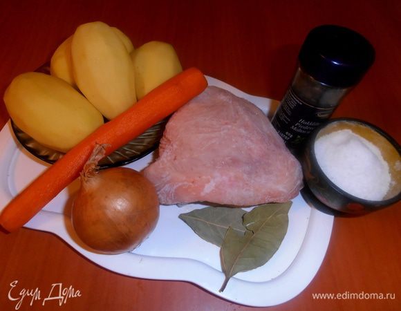 Продукты для бульона... Отвариваем картофель в бульоне целиком (я его потом использовала в салате "оливье"). Морковь тоже предполагалось отварить целиком, но мне очень нравится тёртая морковка в супе и решила добавить её потом и отварить вместе с клёцками!