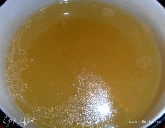 Готовый бульон процеживаем.