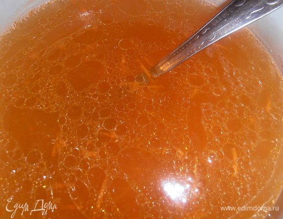 Вот на этом этапе в процеженный бульон я отправила тёртую на мелкой тёрке морковку.