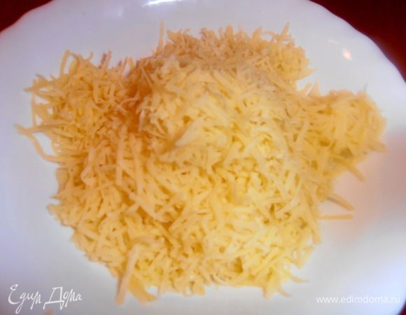 Сыр подойдёт любой (российский, голландский, гауда). Натираем на мелкой тёрке (если надо,добавляем щепотку соли)