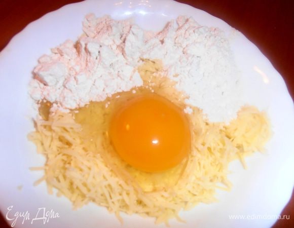 Добавляем муку - две ложки с горкой.