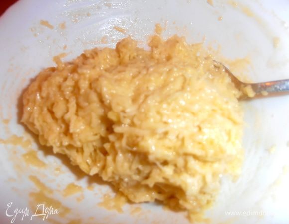 Перемешиваем, кладём ложку размягчённого сливочного масла и снова перемешиваем.