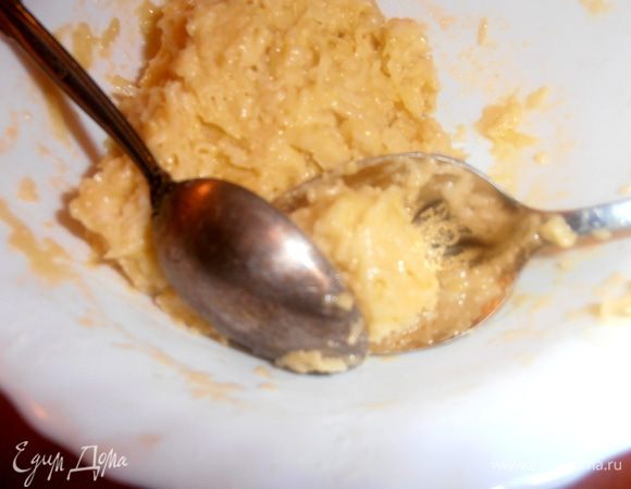 Бульон у нас снова на огне.При помощи двух ложек формируем из сырного теста шарики-клёцки,которые быстренько отправляем в горячий суп.