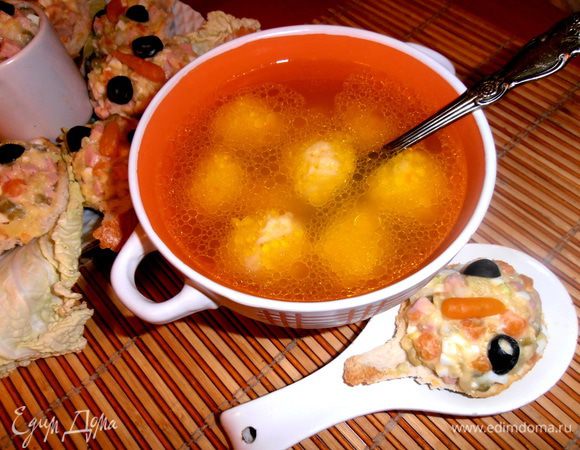 Тут же разливаем весь супчик по тарелкам (на нас,четверых, хватило, но бульон остался и мы его потом просто разогревали в микроволновке и пили из кружек (тоже неплохо для зимы!).