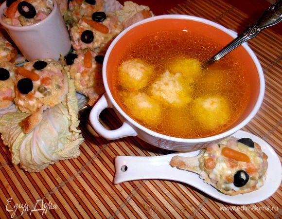 Я подавала к супчику съедобные ложки из хлеба с салатом "оливье"(http://www.edimdoma.ru/retsepty/49977-hlebnye-lozhki-oni-zhe-tartaletki-s-salatom)