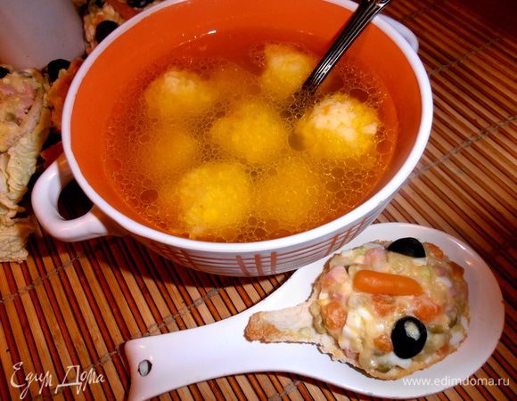 Такие ложки с салатом я подавала вместе с куриным супчиком (http://www.edimdoma.ru/retsepty/50076-bulon-posleprazdnichnyy-s-syrnymi-klyotskami)