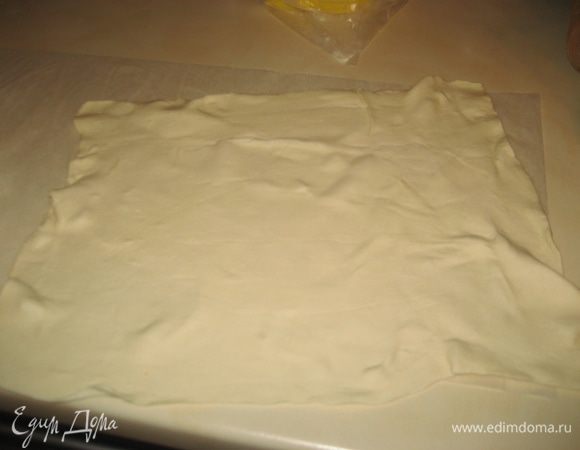 Разморозить и раскатать 2 пласта теста