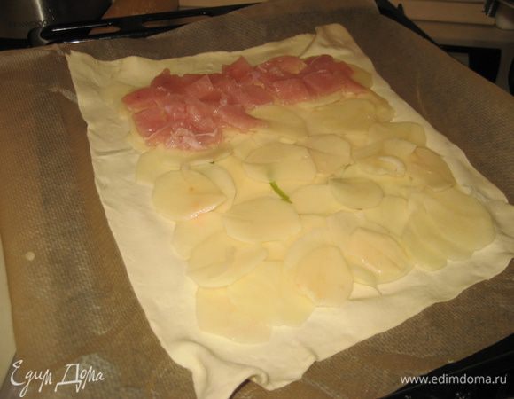 тонко нарезать картофель, лук, и мясо.
