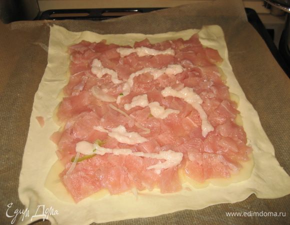 Разложить слоями картофель, затем мясо и лук.
Поперчить и посолить.