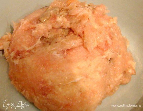 Филе рыбы вместе с луком пропустить через мясорубку. 