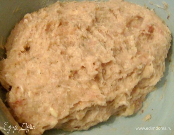 Хлеб замочить в молоке. Добавить в рыбный фарш. Добавить яйцо, соль, перец, все хорошенько перемешать.