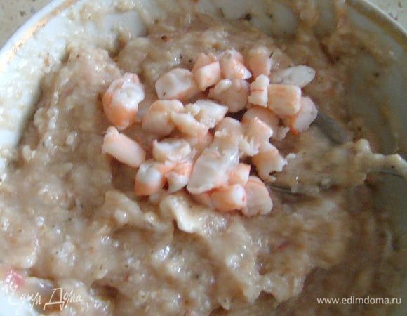 Далее могут быть два варианта приготовления: рыбные котлетки и рыбные зразы с начинкой. Если готовить котлетки, то креветки порезать на несколько частей и добавить в рыбный фарш. Сформировать из фарша котлеты.