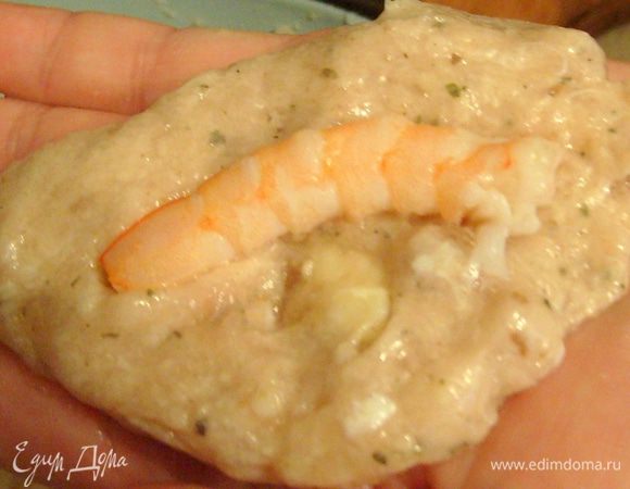 Если готовить зразы, то из рыбного фарша сформировать лепешки, на каждую положить по креветке и сформировать зразы.