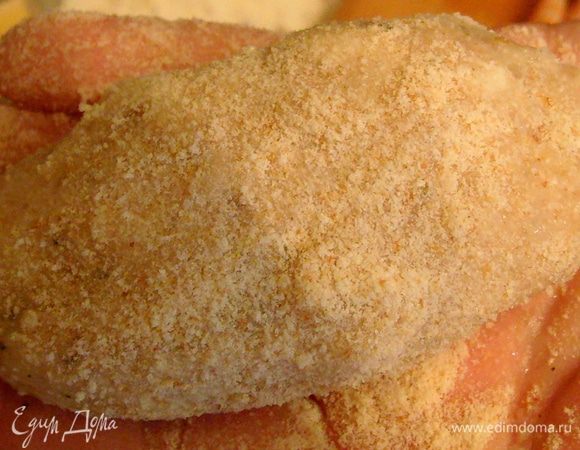 Каждую обвалять в сухарях, выложить в форму для запекания, предварительно смазанную растительным маслом.