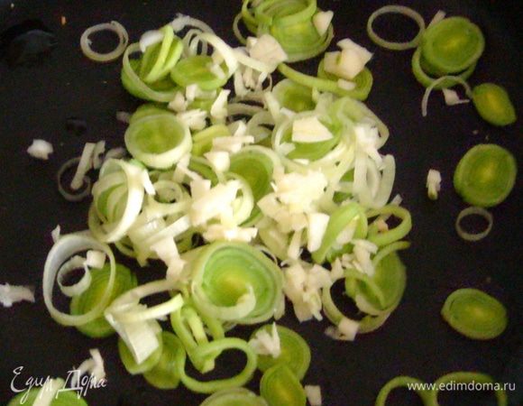 Пока зразы запекаются можно приготовить соус. Для этого порезать лук-порей, обжарить на оливковом масле.