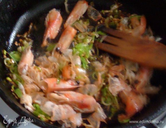 Добавить головы и панцири креветок и жарить еще 5 мин.