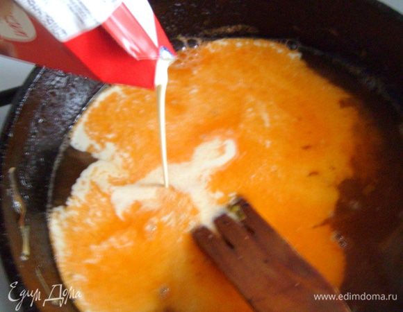 Влить бульон и уварить его вдвое. Процедить соус и уварить еще вдвое. Добавить сливки, размешать и варить соус до желаемой густоты. Если любите густой соус, то можно добавить 1 ч.л. муки.
Достать из духовки готовые зразы или котлетки и подавать, полив соусом. Приятного аппетита))
