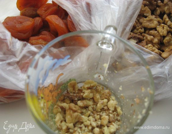 рис отварить в подсоленной воде минут 5 до полу-готовности,
грецкие орехи растолочь (скалкой в кружке),
духовку разогреть до 180 гр.