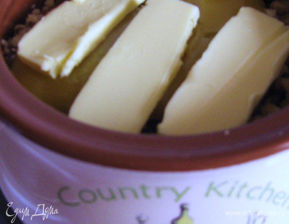 В горшочек (у меня среднего размера, не очень маленький) положить половину риса, изюма.
Затем выложить оставшийся рис, изюм и курагу, положить мед, посыпать орехами и сверху - кусочек масла. Подлить немного воды (четверть стакана), закрыть крышкой и протомить в духовке 20 минут.
Дать горшочку отдохнуть минут 15 - и звать всех к столу!