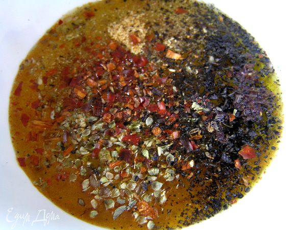 Приготовить маринад. Смешать оливковое масло, лимонный сок, сироп и пряности.

