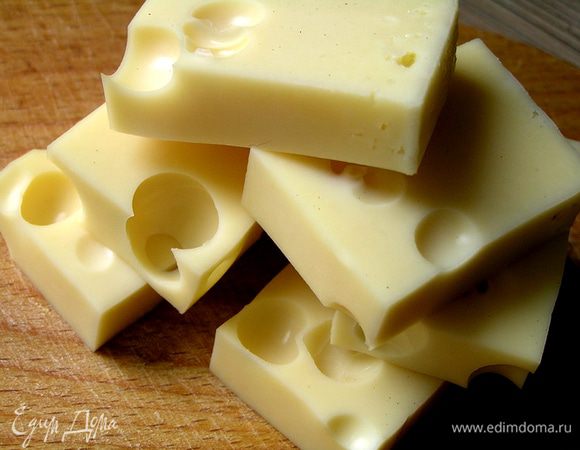Сыр нарезать порционными кусочками, толщиной 1-1,5 см.

